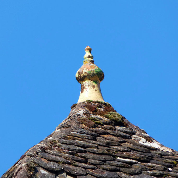 faîtage de toit en terre vernissée, abimé par le temps, Aveyron