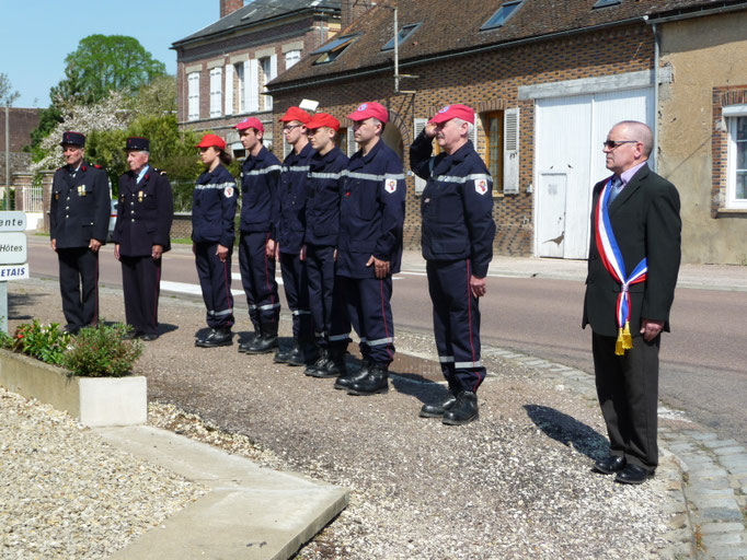 Cérémonie du 8 mai au Monument aux Morts 2016