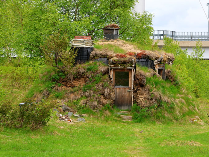 Sehenswürdigkeiten Nuorgam & Utsjoki: Eine traditionelle Sámi-Behausung aus Stein und Torf.