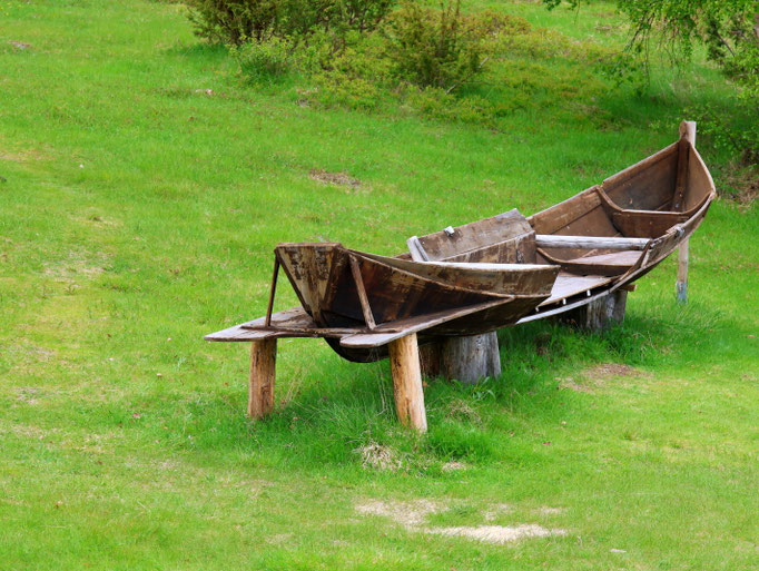 Sehenswürdigkeiten Nuorgam & Utsjoki: Ein zu einer Sitzbank umfunktioniertes Sámi-Boot.