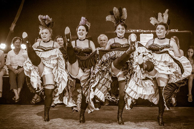 French Cancan: Schüler-Tanzshow vom Vintage Dance Studio auf dem Münchner Tollwood Festival. Foto: Michael Föhlinger