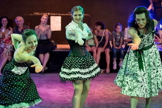 Burlesque Pinup Dancing: Schüler-Tanzshow vom Vintage Dance Studio auf dem Münchner Tollwood Festival. Foto: Michael Föhlinger
