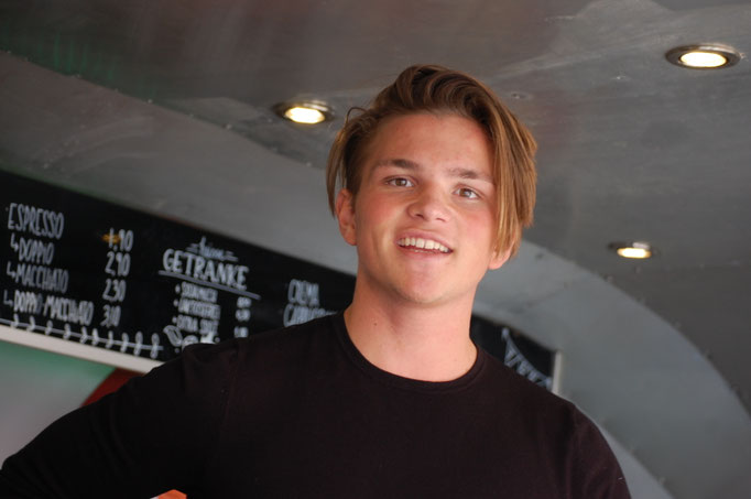Barista bei shoes & fashion - Die Benderstraße e.V. Copryright © Foto_MichaelHutter_für_diebenderstraße.e.v.