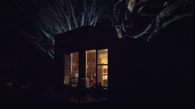 Tiny House bei Nacht