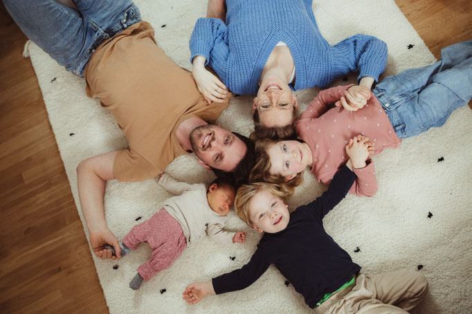 Familie auf Teppich beim Homeshooting