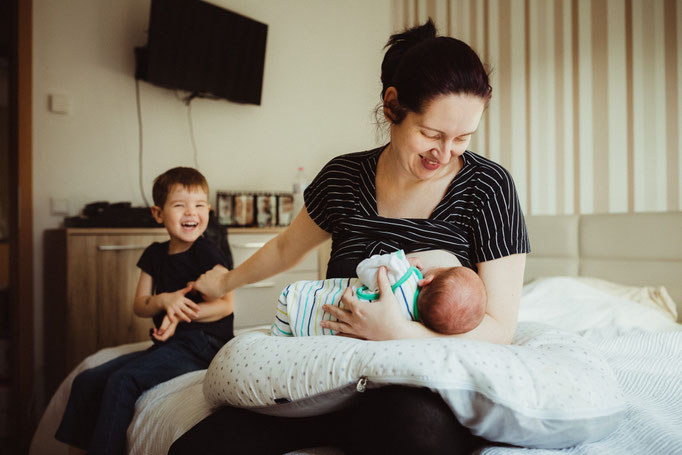 Baby wird von Mama gestillt