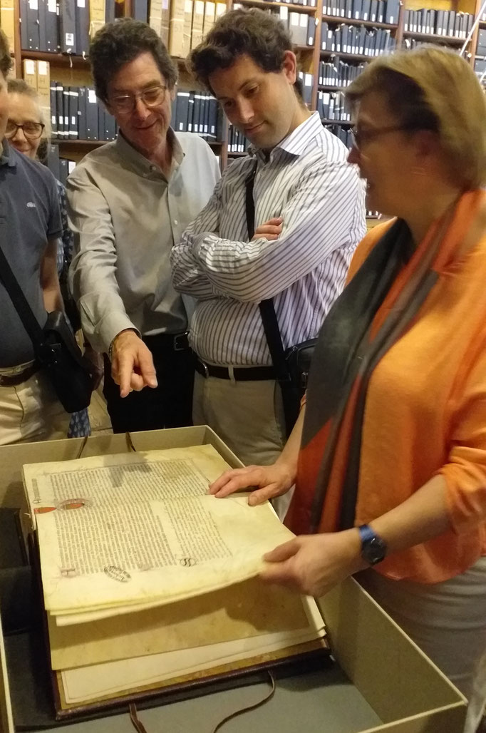 Découverte d'un livre de comptes du XIVème siècle (Martin Girard, Hugues Girard & Christine Martella directrice des archives départementales)