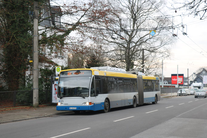 Obus 171 erreicht die Haltestelle Lehnerstraße