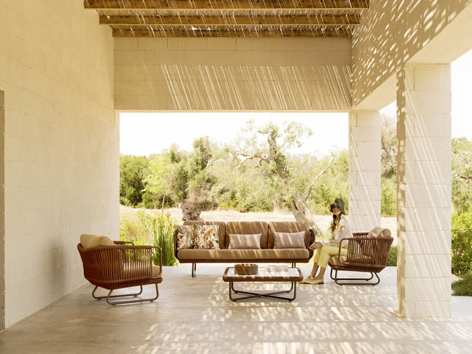 Divano e poltrone outdoor sotto porticato, soluzione lounge per veranda e zona relax esterna.