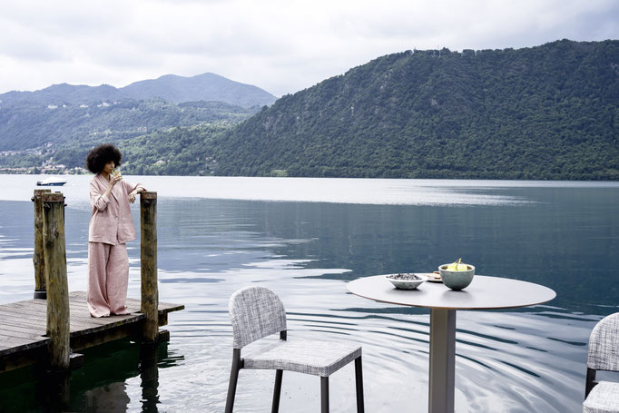 Lettini prendisole outdoor con vista mare, soluzione relax per terrazze panoramiche e aree piscina.