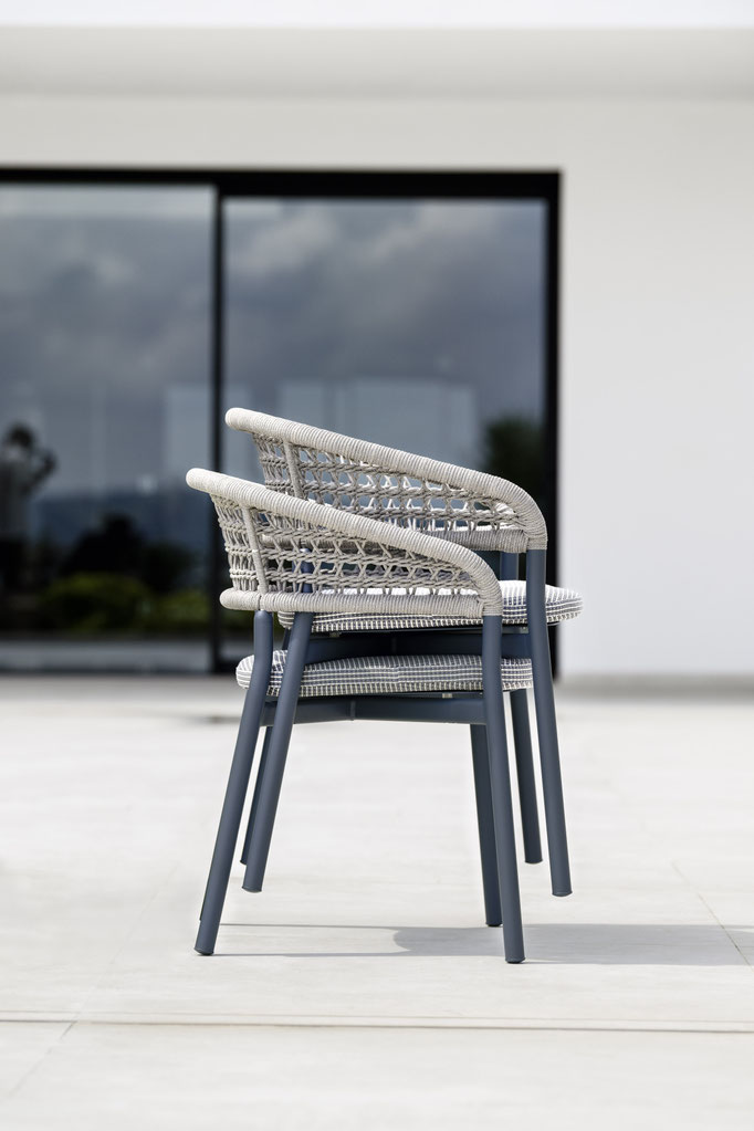 Sedia da esterno con intreccio tecnico e struttura metallica, dettaglio di arredo outdoor resistente.