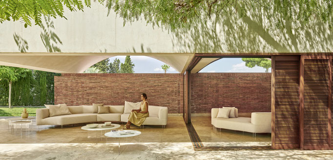 Sedute outdoor in cortile elegante con piante, tavolini e arredi da esterno coordinati.