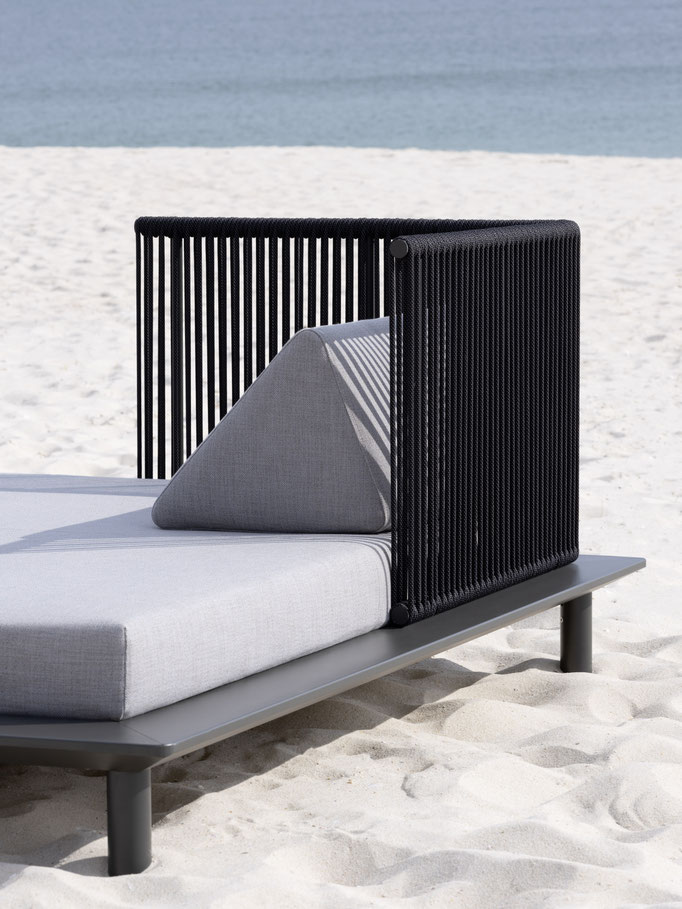Sedia outdoor intrecciata vista piscina, dettaglio di seduta da esterno con struttura resistente.