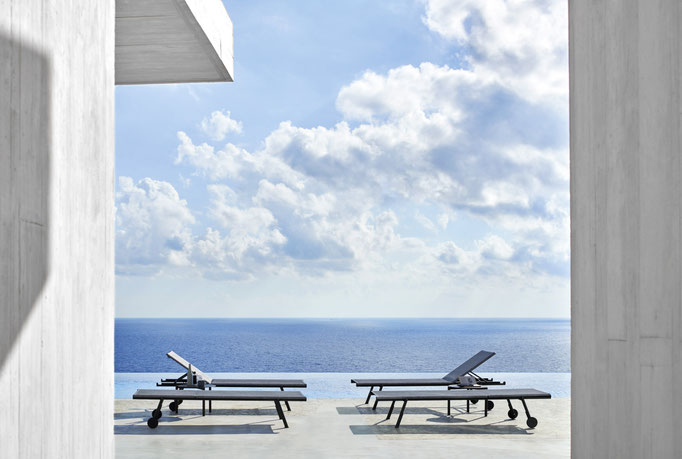 Lettini prendisole outdoor con vista mare, soluzione relax per terrazze panoramiche e aree piscina.