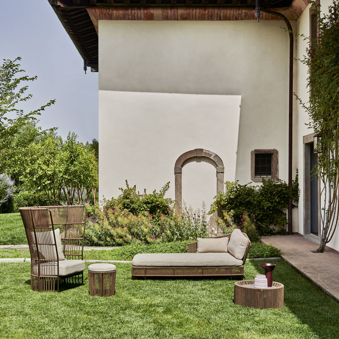 Lettini prendisole outdoor con vista mare, soluzione relax per terrazze panoramiche e aree piscina.