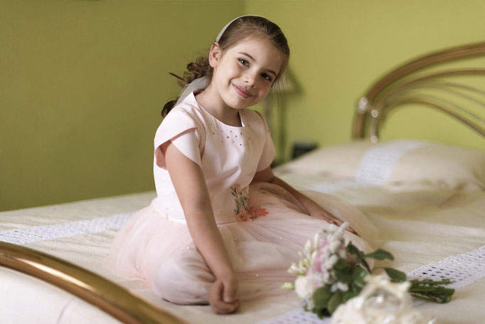 Fotografo bambini Torino - ritratto bimba con coniglietto primavera