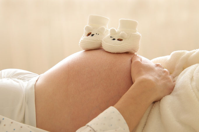 Fotografo bambini Torino - sorelle che si abbracciano campo aperto