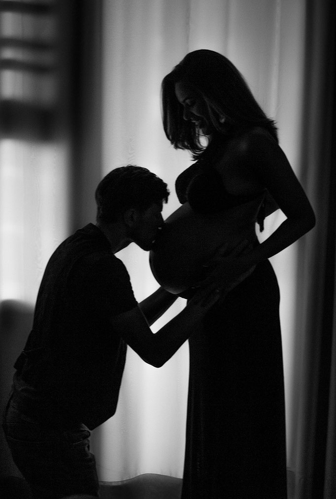 Fotografo famiglia Torino - papà che porta figlia sulle spalle sorriso