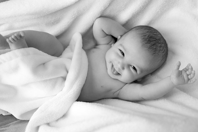 Fotografo neonati Torino - baby girl fascia fiocco ritratto studio