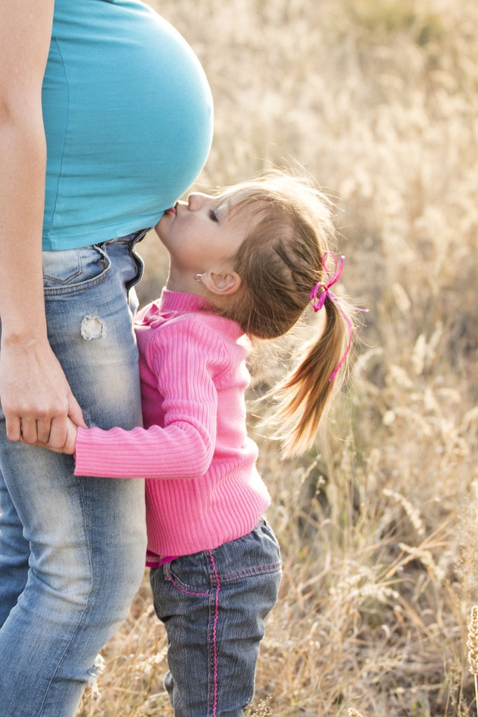 Fotografo famiglia Torino - coppia con bambino tenendosi per mano