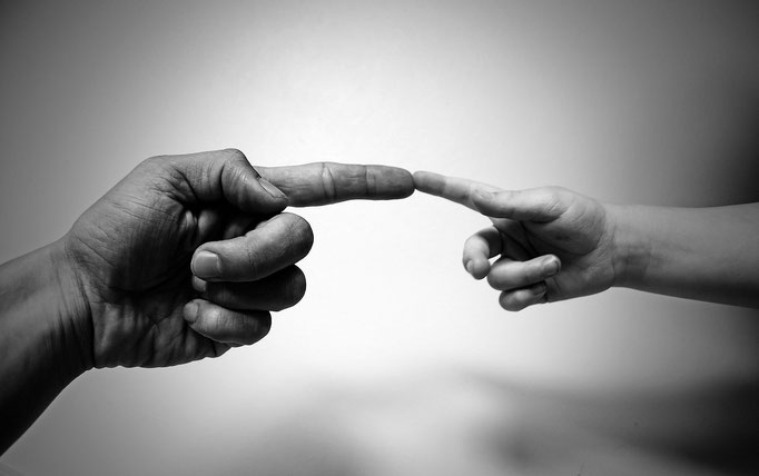 Fotografo bambini Torino - fratello maggiore abbraccia neonato tenerezza