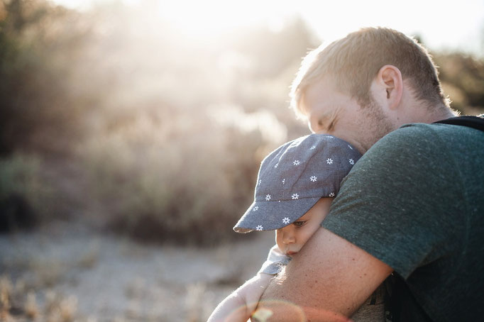 Fotografo bambini Torino - bambino tra i papaveri campo estivo