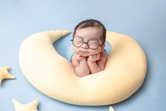 Fotografo neonati Torino - newborn shooting bambino appena nato avvolto