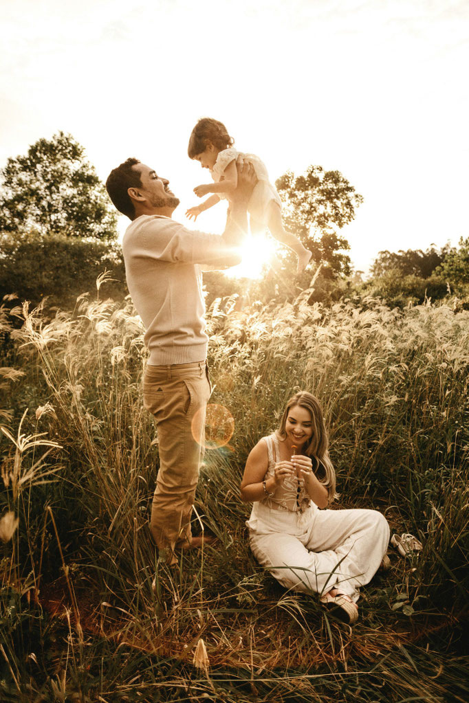 Fotografo bambini Torino - bimba con vestito bianco fiori campagna