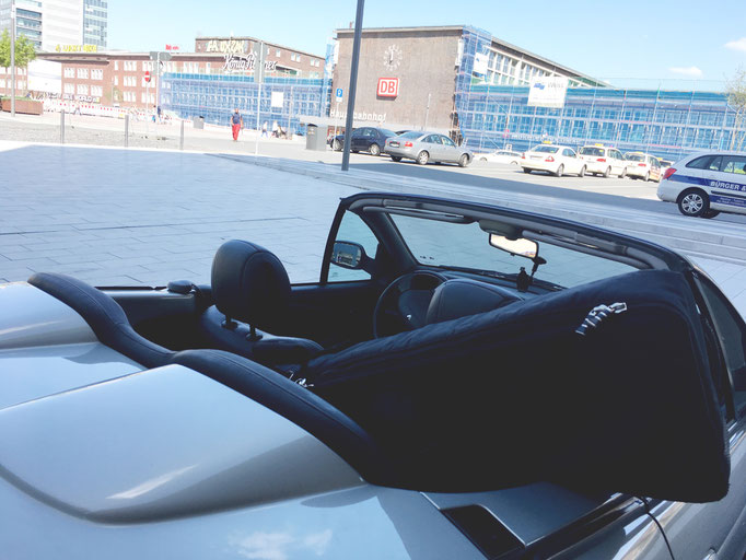 Man holt mein Klavier und mich stilsicher mit dem Cabrio ab. So wurde mein "Roland" noch nie transportiert.