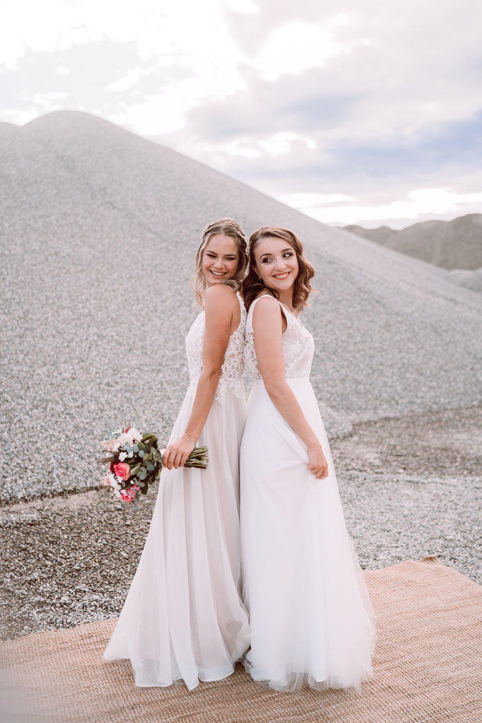Kathi&Marie/ Kleider: Julia John / Fotografie: 99polaroids