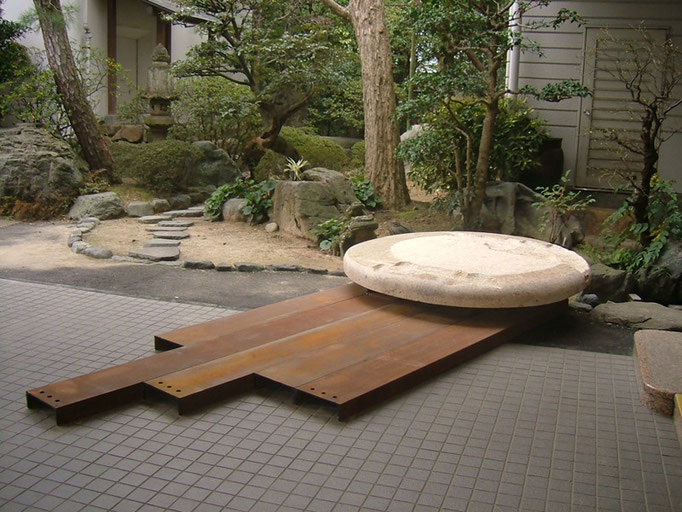《　軌　道　》 　Orbit 　 2006 　 granite 　 iron 　 570×310×45cm 　 出雲・玉造アートフェスティバルにて野外展示　Izumo　Tmatsukuri　Art Festival