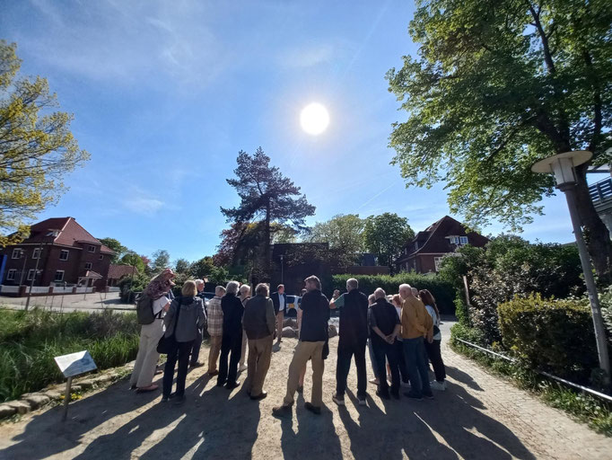 Gedenkfeier für Helmut Knust an der neugepflanzten Rotbuche (c) Katrin Blaschke