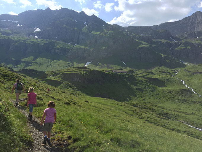 die Geschwister Tina & Lena bringen Lars auf die Alp