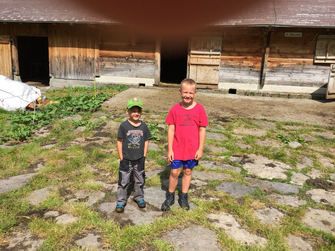 Lars mit dem roten T-shirt mit seinem Älplferfreund 