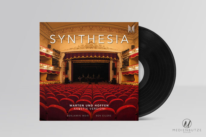CD-Cover-Design für die Band Synthesia – Elegantes Artwork mit stilvollem Theater als zentrales Motiv