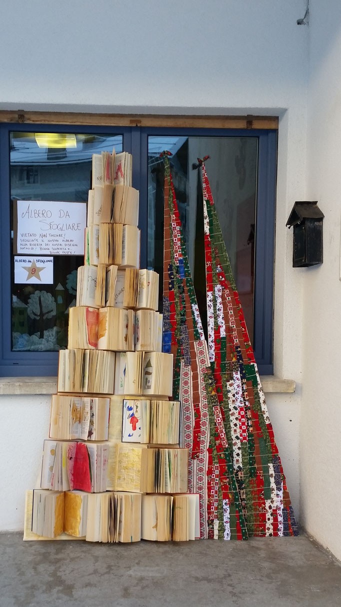 Albero da toccare: albero di natale realizzato con il riciclo di libri destinati al macero