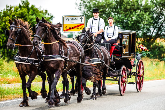 Auf dem Weg zur kirchlichen Trauung in Körchow