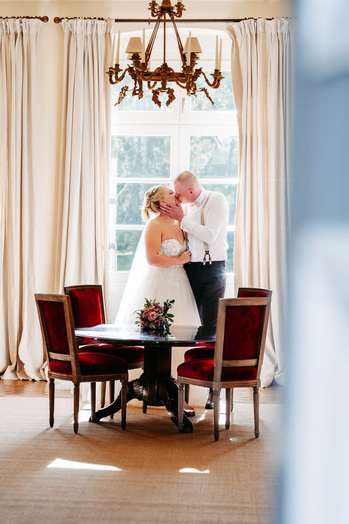 Brautpaar am Fenster