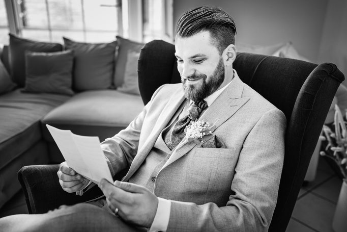 Bräutigam liest Ehegelübde