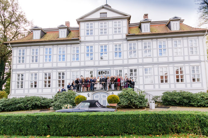 Hochzeit Karina & Christopher auf Schloß Lüdersburg Gruppenfoto auf Treppe