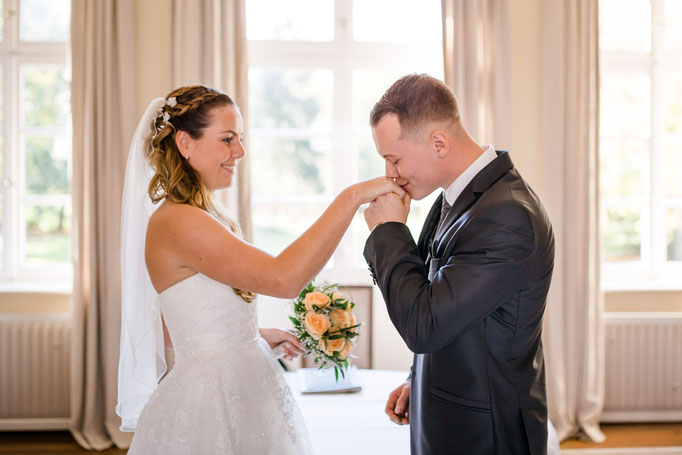 Hochzeit Karina & Christopher auf Schloss Lüdersburg Handkuß