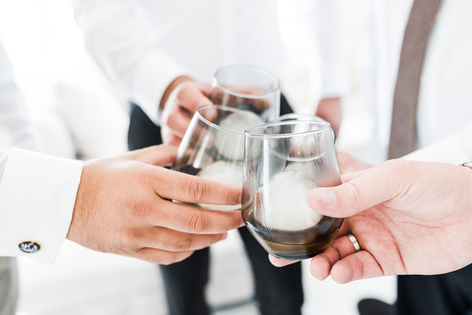 Bräutigam beim Anstoßen mit Freunden