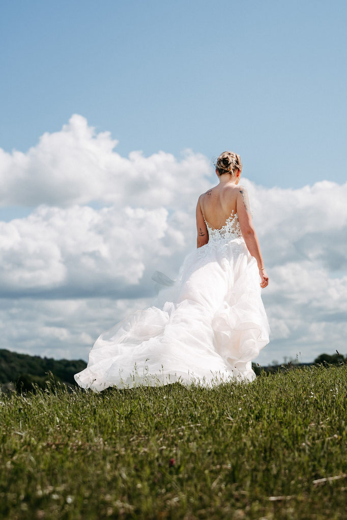 Braut mit wunderschönem Brautkleid