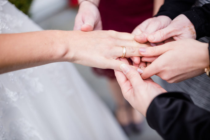 Hochzeit Karina & Christopher auf Schloß Lüdersburg Ring zeigen