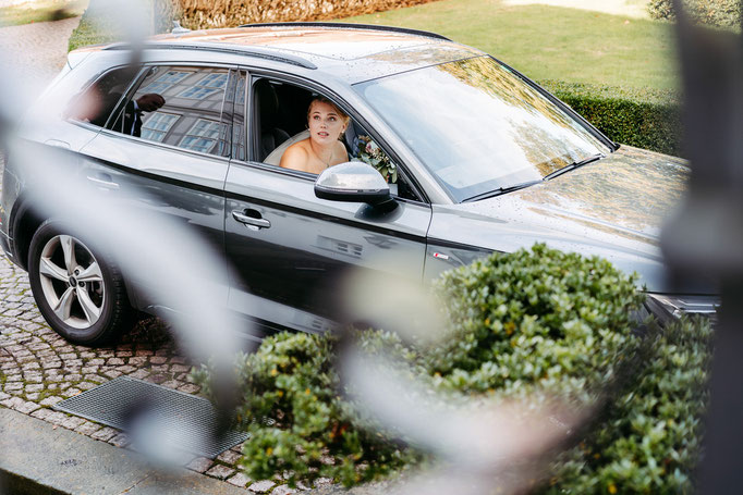 Braut im Auto