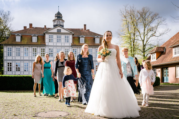 Hochzeit Karina & Christopher auf Schloss Lüdersburg Braut vor Gruppe