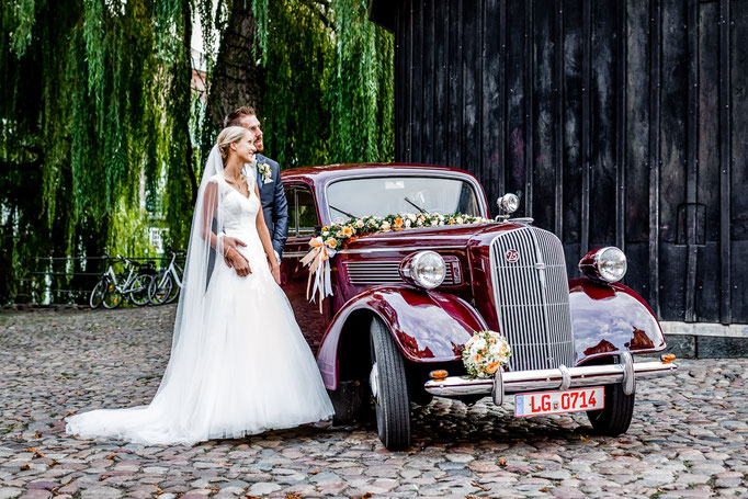 Brautpaarshooting mit Oldtimer