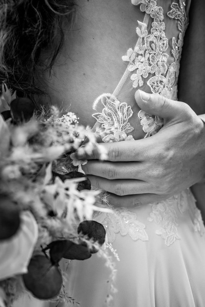 Bräutigam hält Braut