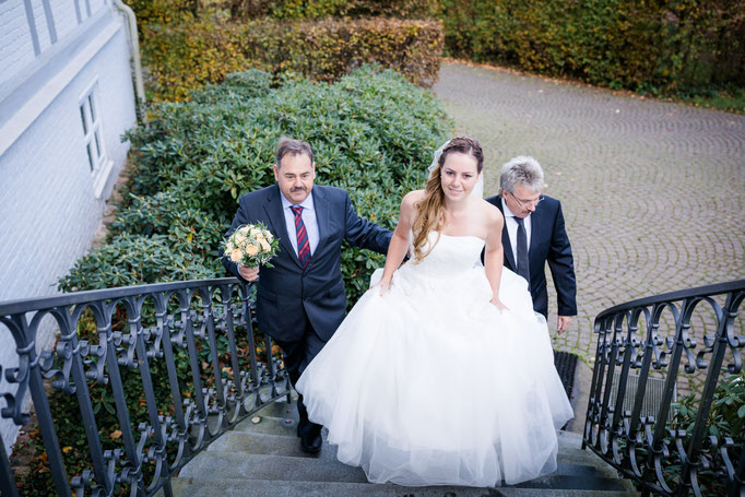 Hochzeit Karina & Christopher auf Schloss Lüdersburg Braut kommt zur Trauung