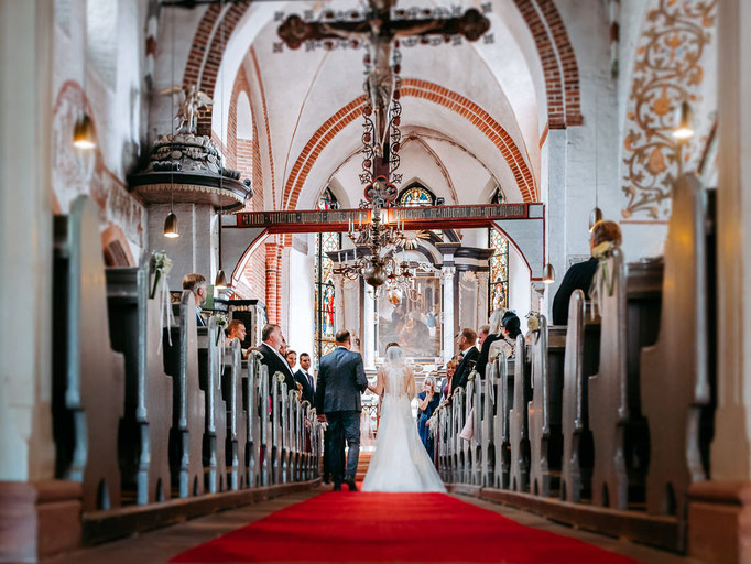 Brautpaar beim Einzug in die Kirche